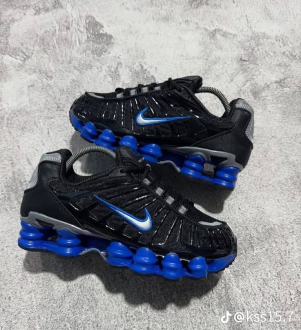 WhatsApp Image 2025-12-18 at 10.04.24 AM (1) Nike Shox – Leistung, Komfort & sportlicher Style