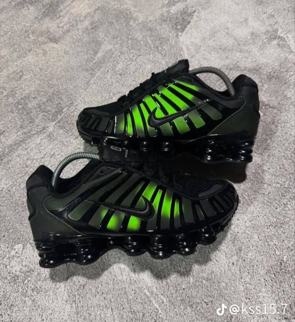 WhatsApp Image 2025-12-18 at 10.04.24 AM Nike Shox – Leistung, Komfort & sportlicher Style