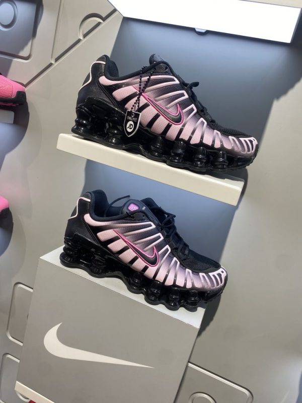 WhatsApp Image 2025-12-18 at 10.04.25 AM Nike Shox – Leistung, Komfort & sportlicher Style