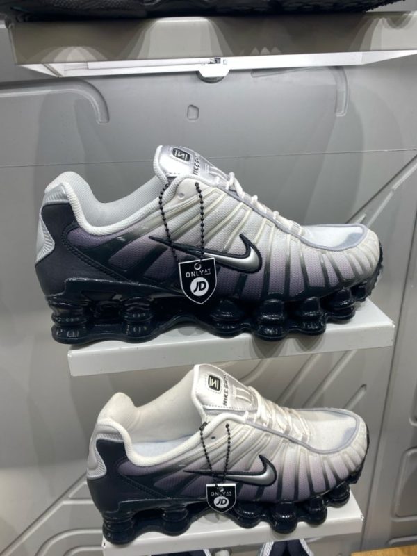 WhatsApp Image 2025-12-18 at 10.04.26 AM (1) Nike Shox – Leistung, Komfort & sportlicher Style