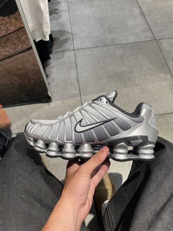 WhatsApp Image 2025-12-18 at 10.04.26 AM Nike Shox – Leistung, Komfort & sportlicher Style