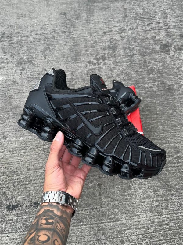 WhatsApp Image 2025-12-18 at 10.04.56 AM (2) Nike Shox – Leistung, Komfort & sportlicher Style