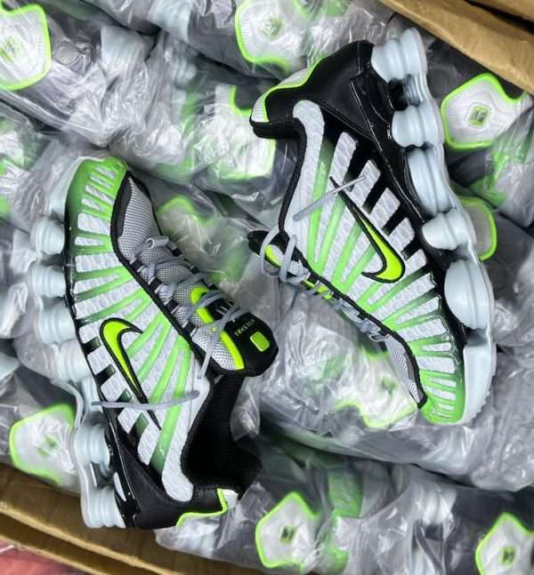 WhatsApp Image 2025-12-18 at 10.04.56 AM Nike Shox – Leistung, Komfort & sportlicher Style