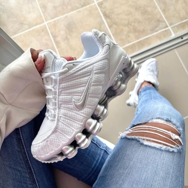 WhatsApp Image 2025-12-18 at 10.04.57 AM (2) Nike Shox – Leistung, Komfort & sportlicher Style